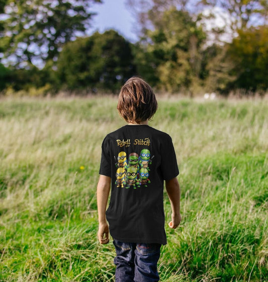 Rebel Stitch Kinder-T-Shirt aus hochwertiger Baumwolle mit kurzen Ärmeln, TMNM-Rückenaufdruck Nr. 1